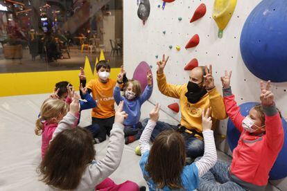 Un profesor, con un grupo de niños durante una clase en el Climbat X-Madrid de Alcorcón.