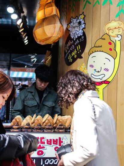 Venta de 'dongpang', clásico del 'street food' coreano, en el barrio de Insadong, en Seúl.