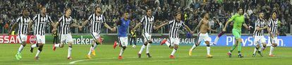 Los jugadores de la Juventus celebran el triunfo con la grada.