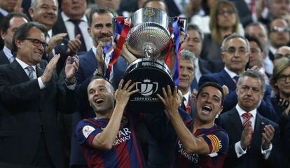 Iniesta y Xavi levantan la última Copa ganada por el Barcelona.