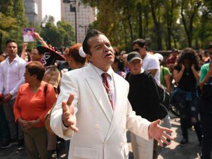 Cientos de personas se reúnen en Ciudad de México para homenajear al cantante mexicano fallecido la semana pasada.