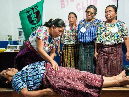 Comadronas participan en un ejercicio en Santiago, Guatemala.