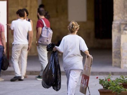 Una limpiadora recoge basura en el rectorado de la Universidad de Sevilla.