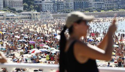 Turistas en la playa en San Sebasti&aacute;n