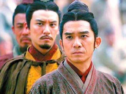 Tony Leung, en primer término, en un fotograma de <i>Acantilado Rojo.</i>