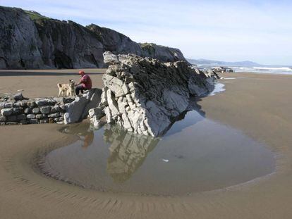 Una vista del 'flysch' en la playa Itzurun de Zumaia (Gipuzkoa).
