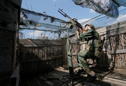 Un soldado de la autoproclamada república de Donetsk apunta un arma hacia la línea de contacto, el 2 de abril. 