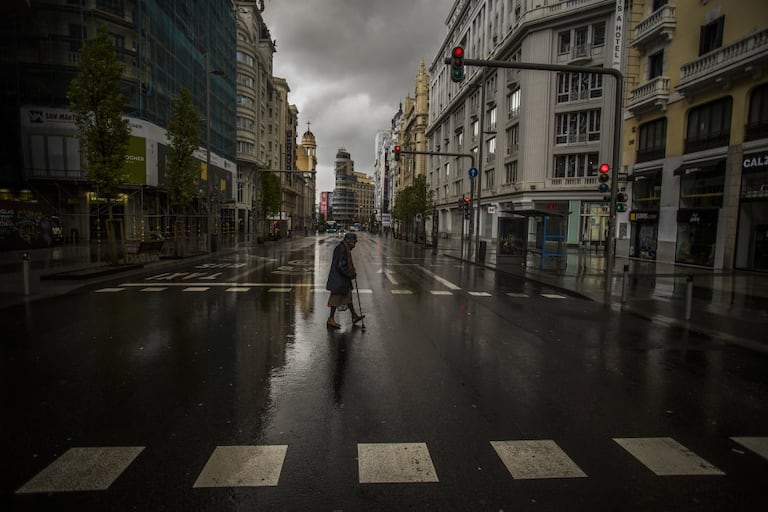 Una mujer cruza un paso de peatones en la Gran Vía de Madrid durante su detención, el pasado mes de marzo.