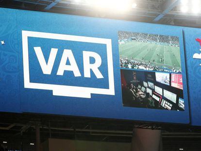 Una jugada del Nigeria-Argentina del pasado Mundial es repasada con el VAR.
