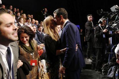 Pedro Sánchez besa a su mujer una vez finalizado el debate.