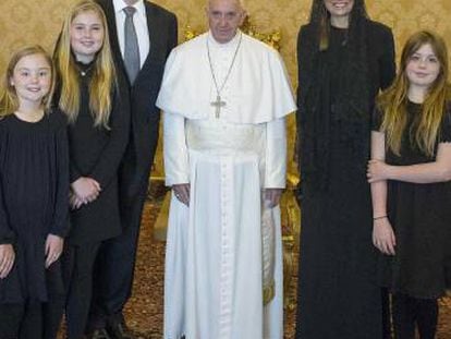 El Papa junto a los Reyes de Holanda y sus hijas Alexia, Amalia y Ariane.