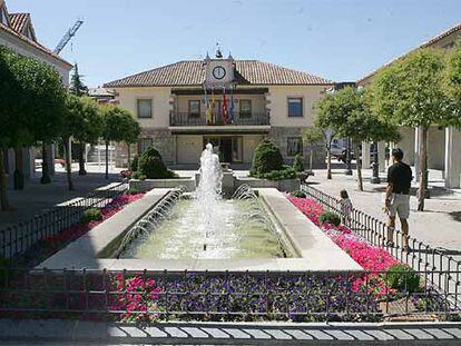 La plaza de la Constitución, con el Ayuntamiento de Torrelodones al fondo.
