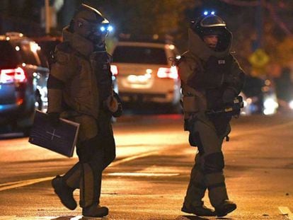 Dos artificieros de la policía australiana durante el incidente de la noche pasada en Melbourne. En el vídeo, Australia califica de “atentado terrorista” un secuestro en Melbourne con un muerto.