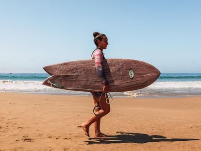 La surfista Maryam El Gardoum en la playa de Taghazout, el pasado 9 de septiembre.