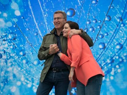 Alberto Núñez Feijóo e Isabel Díaz Ayuso, en un acto de campaña de PP en Getafe (Madrid).