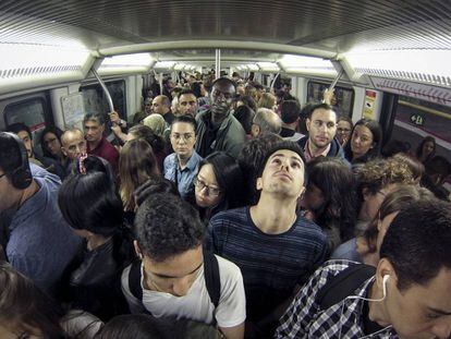Una multitud de persones a l'interior d'un tren de la Línia 1.
