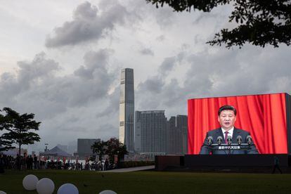 En pantalla, el presidente chino Xi Jinping en los actos de celebración del centenario de PCCh.