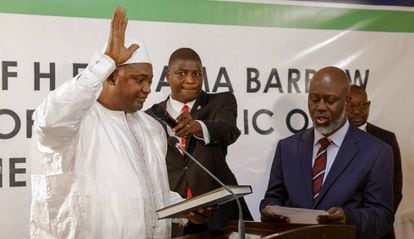 Adama Barrow es investido presidente de Gambia este jueves en la embajada en Senegal.