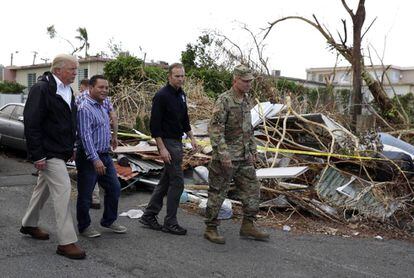 Trump caminando este martes por Guaynabo, Puerto Rico.