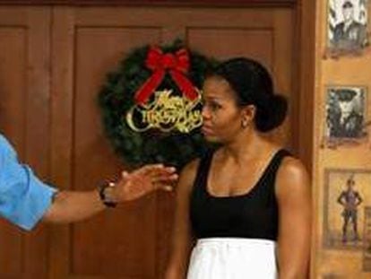 Barack y Michelle Obama  en la base de Anderson Hall en Hawai.