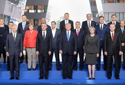 Foto de familia de los líderes europeos junto al presidente estadounidense Donald Trump.