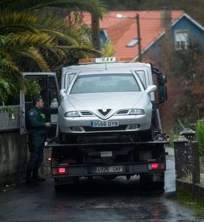 La Guardia civil se lleva el coche del asesino confeso.