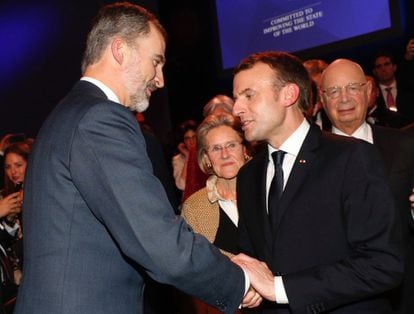 El Rey, junto al presidente francés, Emmanuel Macron, en el Foro Económico de Davos. 