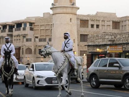 Policía catarí patrulla en un mercado de Doha, el pasado 6 de mayo.