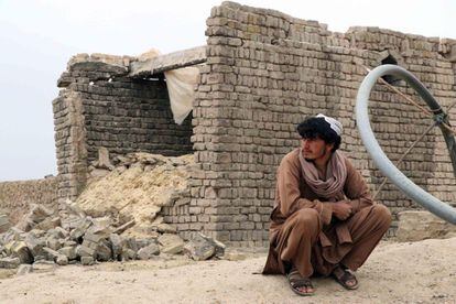 Un hombre se sienta en el lugar de un ataque suicida con bomba en Kandahar, Afganistán. Según funcionarios locales, al menos 33 personas, incluidos 22 civiles, resultaron heridas el 7 de diciembre cuando un atacante suicida talibán detonó un vehículo cargado de explosivos. cerca de edificios gubernamentales en la provincia sureña de Kandahar. 