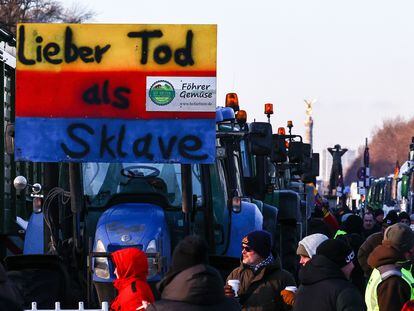 Una pancarta que reza "Mejor estar muerto que ser esclavo" colgaba el día 8 de un tractor en Berlín durante la huelga nacional de agricultores.