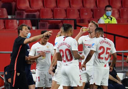 Lopetegui da instrucciones a los jugadores del Sevilla en el choque ante el Mallorca.