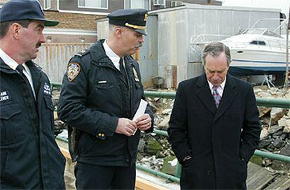 Bloomberg, cabizbajo, dialoga con jefes policiales de Nueva York el pasado mes de enero.