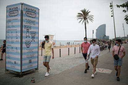 Cartel informativo del Ayuntamiento de Barcelona, en el paseo marítimo junto a la playa de Sant Miquel, en el que se informa que en esta playa no se permite fumar.