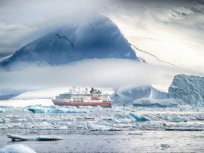 El barco MS Fram, de Hurtigruten, en la Antártida.