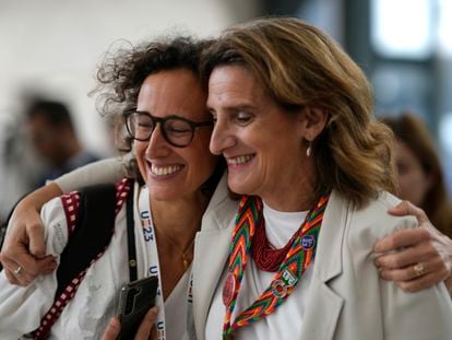La vicepresidenta y ministra para la Transición Ecológica, Teresa Ribera (derecha), y Valvanera Ulargui, directora de la Oficina Española de Cambio Climático, tras cerrarse el acuerdo en la cumbre de Dubái el miércoles.
