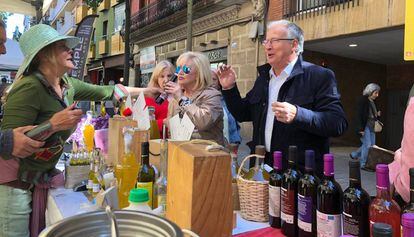 El candidato del PP a la Alcaldía de Barcelona, Josep Bou, visita una muestra de comercio de Sants-Les Corts.
