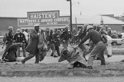 John Lewis, de rodillas, es apaleado por un policía de Alabama en la marcha pacífica de Selma a Montgomery, el 7 de marzo de 1965.