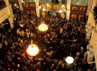 Decenas de fieles asisten al funeral de los seis cristianos coptos asesinados en la ciudad egipcia de Qena, cerca de Luxor