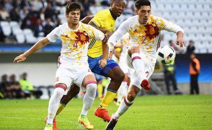 Bellerín controla el balón ante Meré.