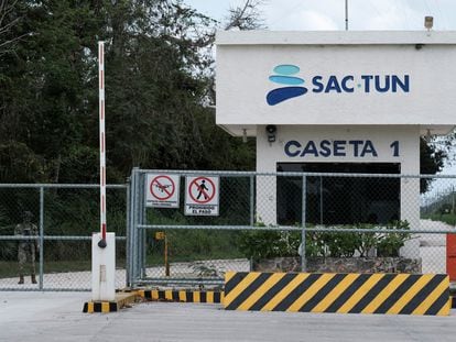 Un miembro del Ejército mexicano hace guardia dentro de Sac-tun, la subsidiaria de Vulcan Materials Co, el lunes 20 de marzo de 2023.