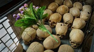 Cráneos de las víctimas asesinadas en 1994 en la iglesia de Ntarama, Ruanda, homenajeadas durante el 25 aniversario del genocidio, el pasado 5 de abril.
