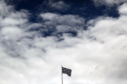 Una bandera griega sobre el Parlamento en Atenas.