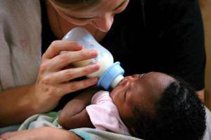 La recomendación de dos grupos médicos canadienses es que las mujeres embarazadas, o que estén amamantando, no eviten frutos secos, productos lácteos, huevos u otros alimentos para proteger a sus bebés. EFE/Archivo