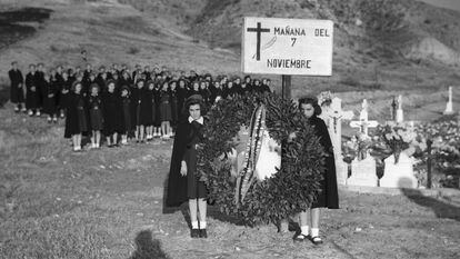 La Delegación de Ex Cautivos de FET y de las JONS, el 7 de noviembre de 1944 en el cementerio de Paracuellos del Jarama, durante un acto en honor a los fusilados en este lugar durante la Guerra Civil.