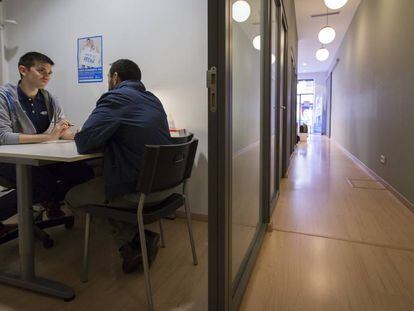 El psic&oacute;logo de BCN Checkpoint, Antoni Gata, atiende a un paciente en el centro comunitario