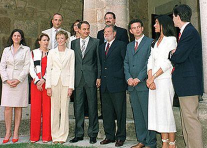 Zapatero y Rodríguez Ibarra, rodeados de varios de sus ministros y consejeros en Mérida.