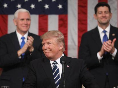El presidente de los Estados Unidos, Donald J. Trump (C), ofrece su primer discurso hoy, martes 28 de febrero de 2017, en una sesión conjunta del Congreso en la Cámara de Representantes en Washington, DC , (Estados Unidos).