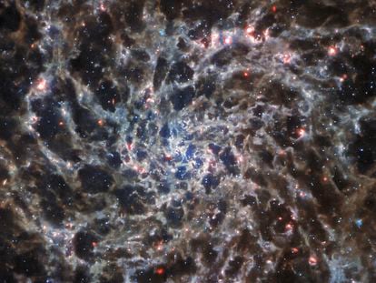 La galaxia de espiral IC 5332 captada por el telescopio 'James Webb' a través de sus infrarrojos, este martes 27 de septiembre de 2022.