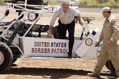 El presidente George W. Bush desciende de un vehículo especial tras visitar la frontera con México Arizona .