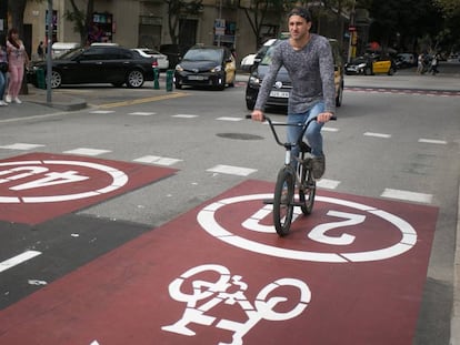 Nou carril bici al carrer Sardenya, a Barcelona.